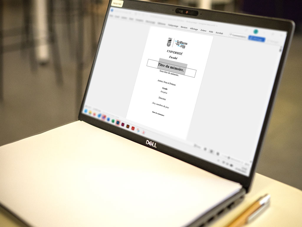 sur l'ordinateur, un document word ouvert sur la page de couverture d'un mémoire